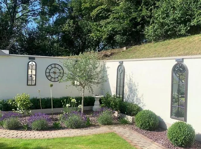 Robin Hill Bed & Breakfast 4*